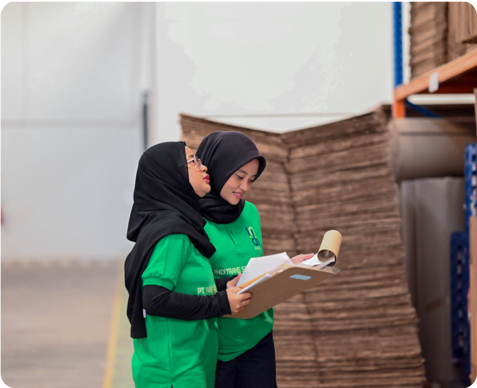 Pekerja sedang mengecek dokumen