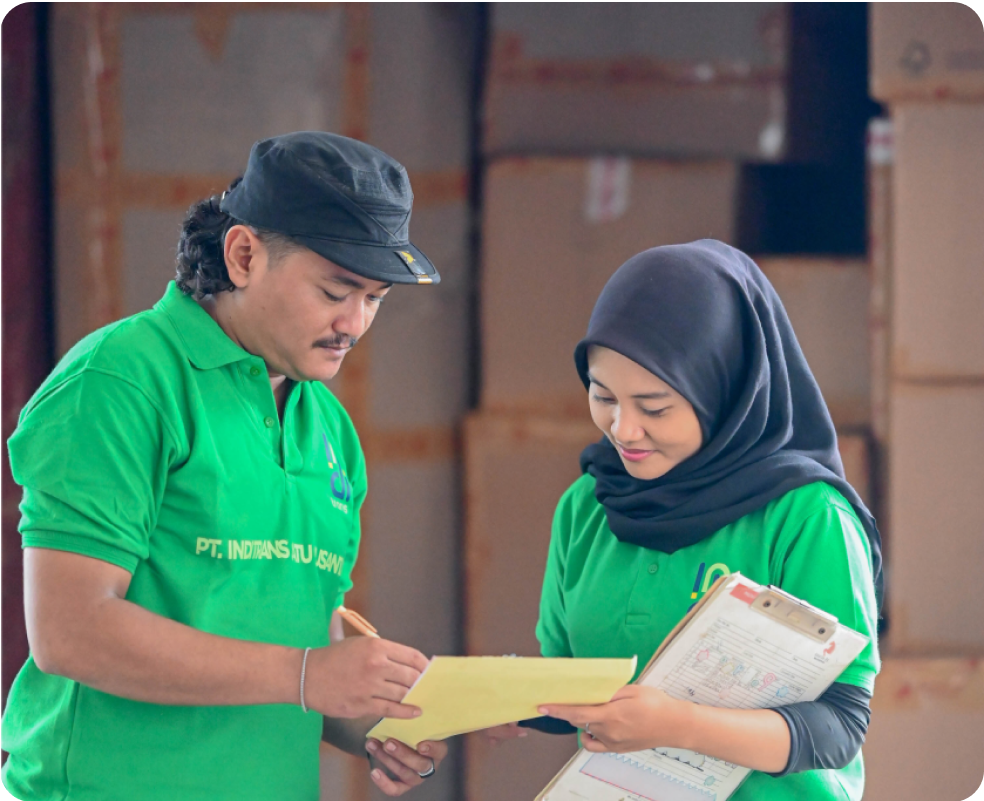 Diskusi antar pekerja di gudang