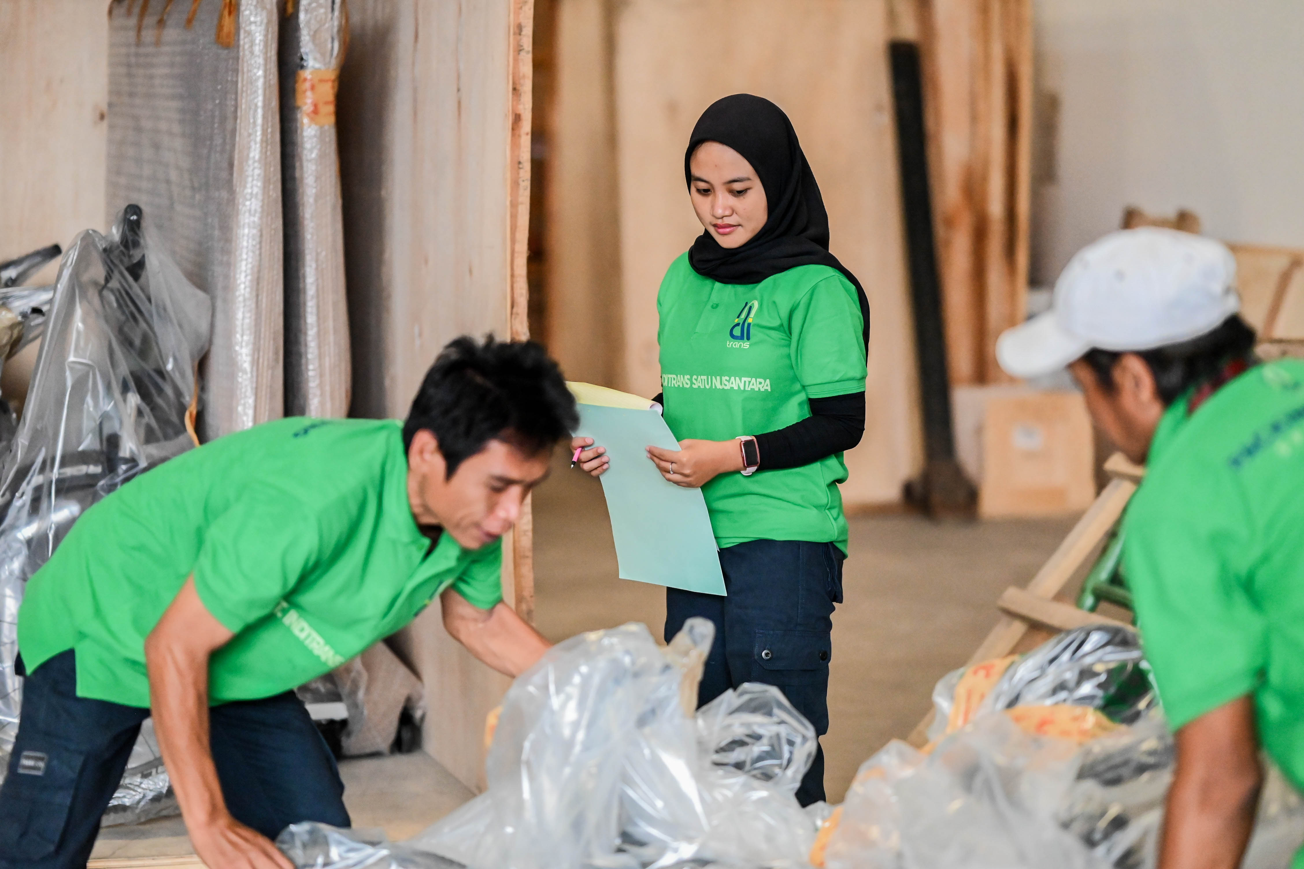 Koordinasi tim di gudang