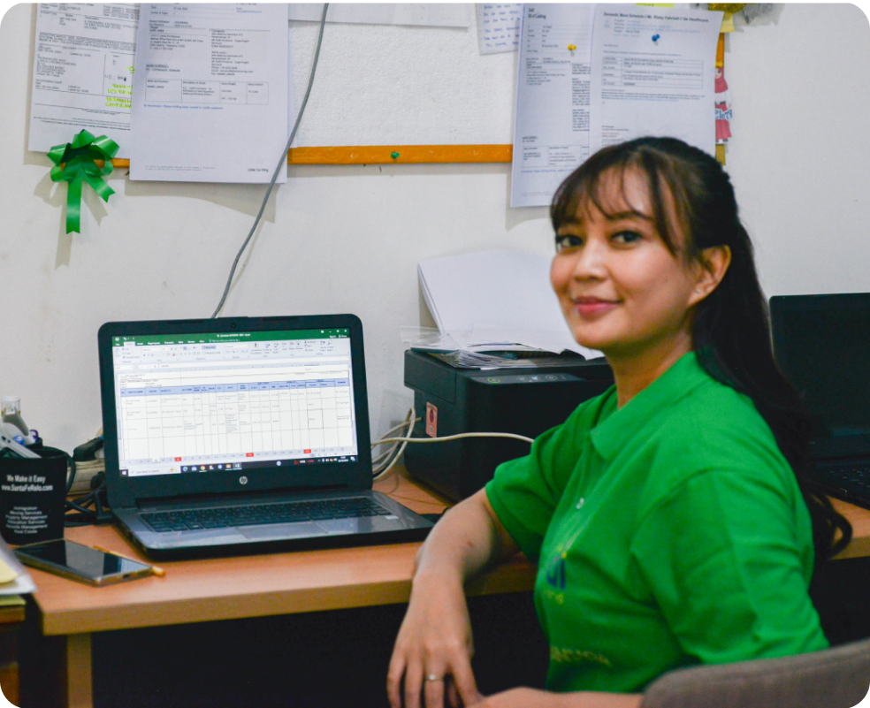 Tim profesional bekerja di kantor